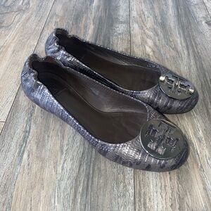 TORY BURCH REVA $250 GREY silver logo stretch  SNAKESKIN ICONIC BALLET FLATS 9